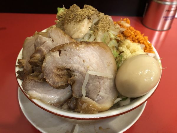 「まぜそばミニ+豚玉+豚1枚」@鷹の目 獨協大学前本店の写真