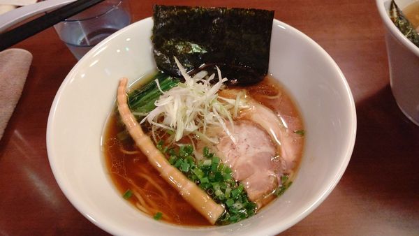 「醤油らぁめん+ライス」@味香房 海居人の写真