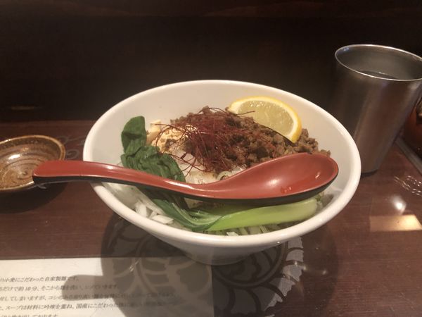 「汁なし担々麺 汁なし黒胡麻牛タンタンタン麺」@つけ麺 繁田の写真