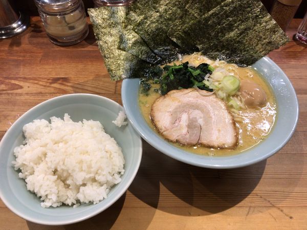 「豚骨ちょうどいいセット(1000円)」@鶴一家の写真