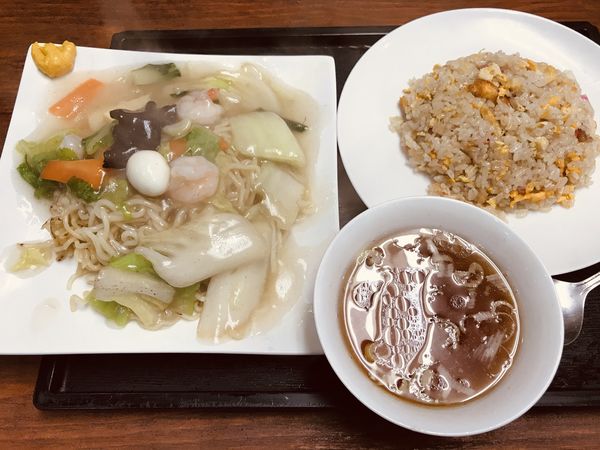 「エビあんかけ油そば&ハーフチャーハン ¥750」@中華つばめの写真