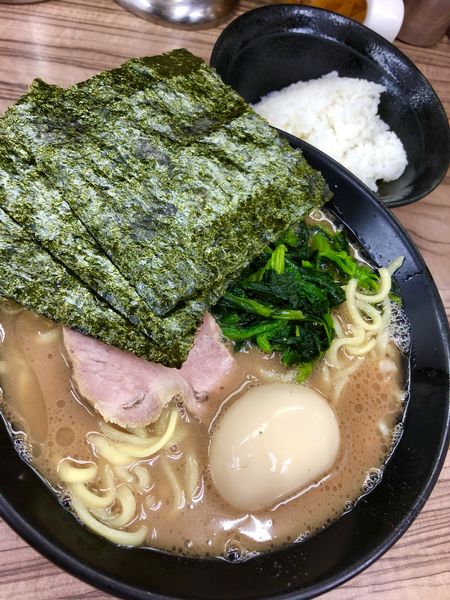 「ホウレン草ラーメン￥750+小ライス￥無料!!」@家系らーめん 武蔵家 川越店の写真