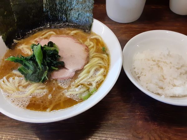 「ラーメン650円　中盛100円　無料ライス」@伝家 志木店の写真