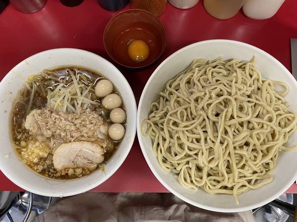「大ラーメン、つけ、生卵、味付うずら」@ラーメン二郎 湘南藤沢店の写真
