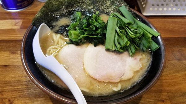 「豚骨醤油らあめん　並　ニラトッピング」@豚骨らあめん専門店 とんこつ家ZUNの写真