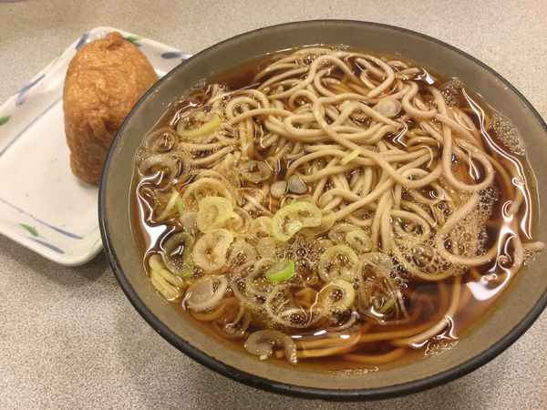 「かけそば＋ジャンボ五目いなり寿司(¥290+100)」@そば処 かめや 神田西口店の写真