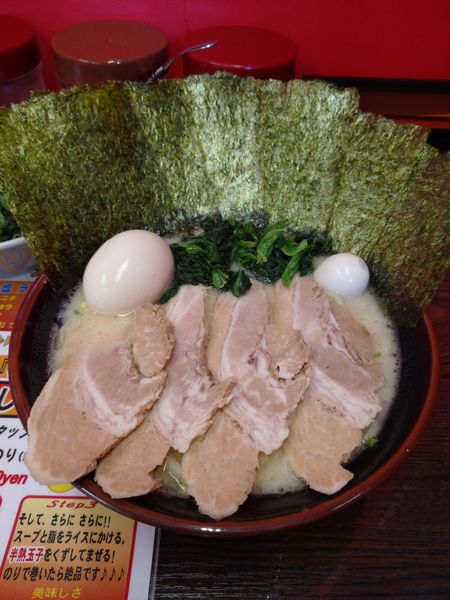 「特製豚骨塩ラーメン＋ほうれん草＋半ライス」@豚とことんの写真