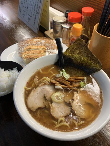「しょうゆラーメン 餃子 ライス」@くりやらーめんの写真