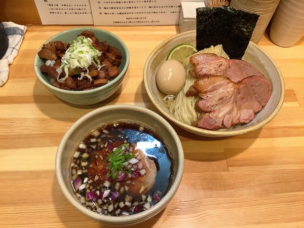 「【曜日限定】鰹昆布出汁 特製煮干つけ麺+ゴロ肉ごはん」@迂直の写真