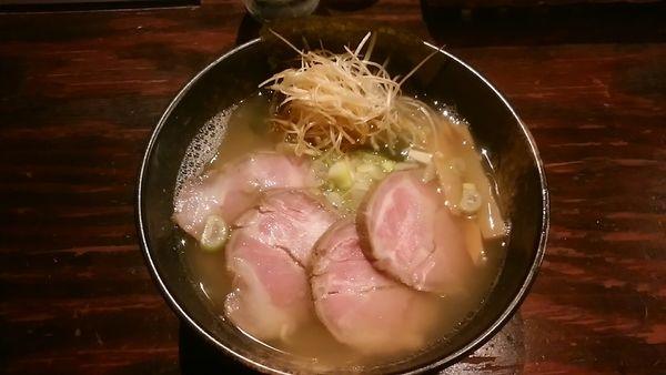 「白髪葱焼豚ラーメン(柚子塩)(1230円)」@麺処 三虎の写真