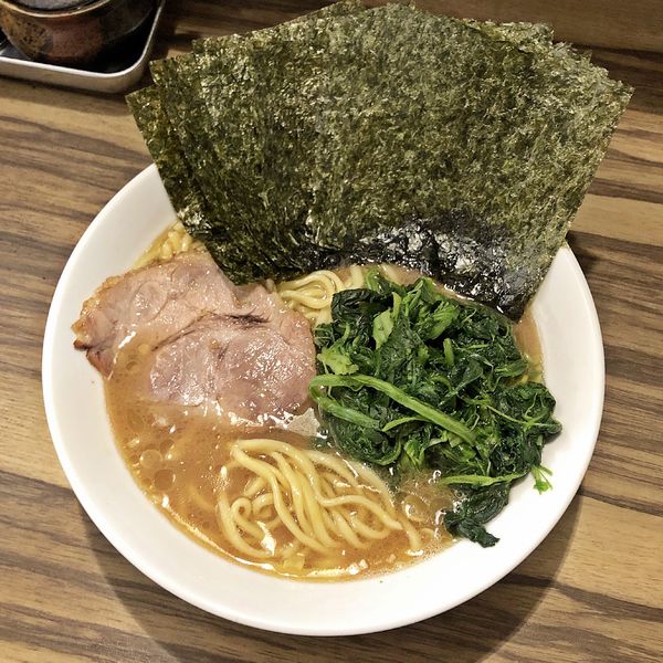 「ラーメン＋海苔＋ほうれん草￥810」@横浜家系らーめん 五丁目ハウスの写真