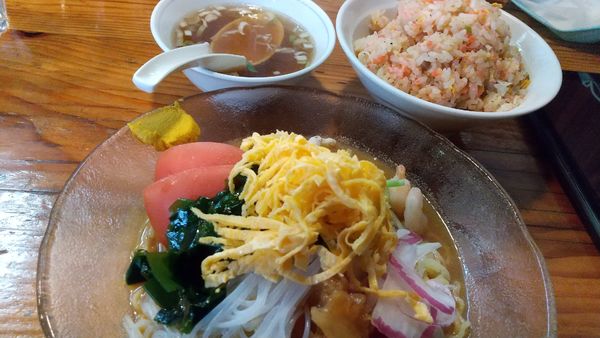 「冷やし中華（夏限定、900円）＋チャーハン大（ランチ無料）」@上海ブラッセリーの写真