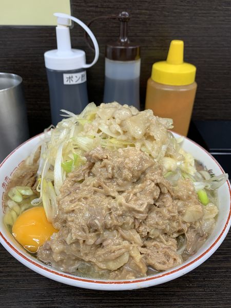 「ラーメン　豚まし　味ネギ　タマゴ　ほぐし豚」@ラーメン二郎 川越店の写真