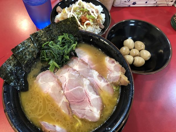 「中盛チャーシュー麺固めうずら7個賄い飯」@家系ラーメン とらきち家の写真