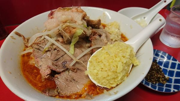 「【夜】ラーメン半分+SK+痺れ+ショウガ+白ネギ」@ラーメン二郎 西台駅前店の写真