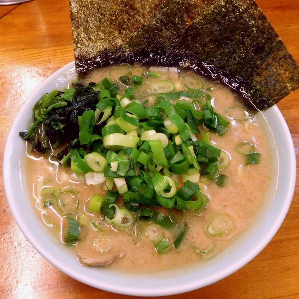 「ラーメン（700円）全部ふつう＋青ネギ（200円）」@究極ラーメン 高根家の写真