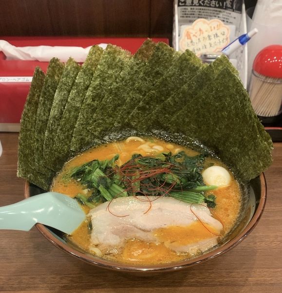 「辛豚ラーメン 海苔」@横浜家系ラーメン 吟家 稲毛海岸店の写真