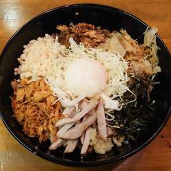 特製まぜそば(温玉あり、800円)