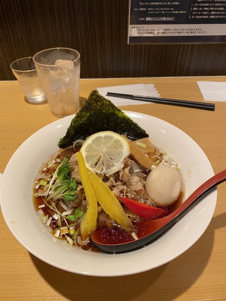 「冷やし牛しゃぶ醤油らーめん+味付たまご」@ど・みそ グランデュオ立川店の写真