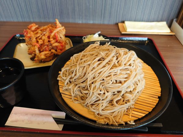 「ざるそば大盛+紅生姜かき揚げ」@小木曽製粉所 伊那店の写真