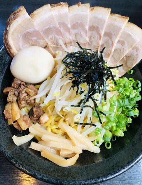 「油そば全部のせ(トッピング　チャーシュー)1440円」@まぜそば鶴也の写真