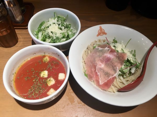 「冷製トマトつけ麺+ 生ハム+追加ベビーリーフ」@つけ麺専門店 三田製麺所 桜木町駅前店の写真