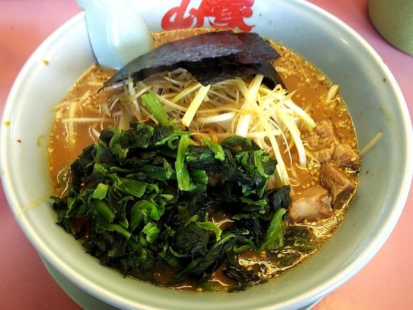 「味噌ネギラーメン中盛+ホウレン草」@山岡家 平塚店の写真