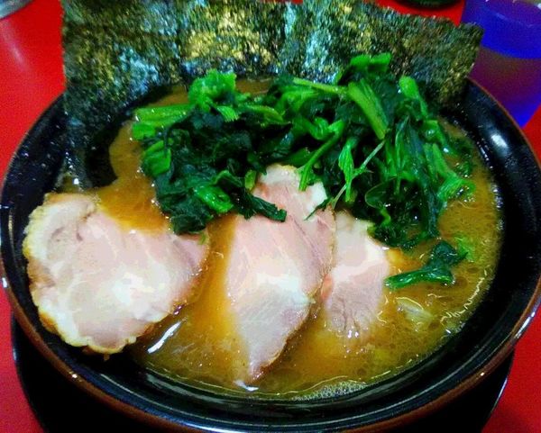 「中盛ラーメン　チャーシュー2枚　ほうれん草」@家系ラーメン とらきち家の写真