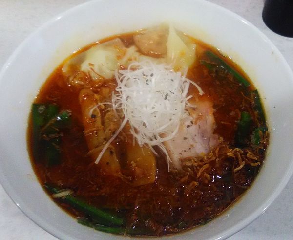 「酸っぱ辛いラーメン+チャーシュー+ワンタン」@ラーメン星印の写真