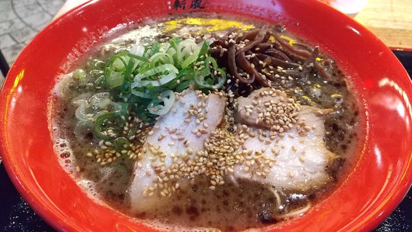 「新風豚骨＋替え玉（ジャスト１０００円）」@博多 新風 日比谷ラーメンアベニュー店の写真