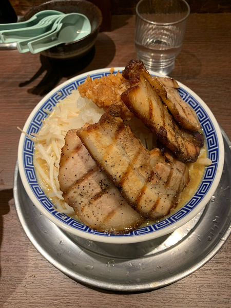 「角ふじこぶたらーめん　ニンニク」@麺屋こうじの写真