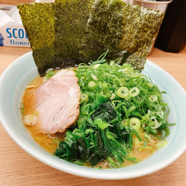 「ラーメントッピング九条ねぎ」@横浜ラーメン 武蔵家 日吉店の写真