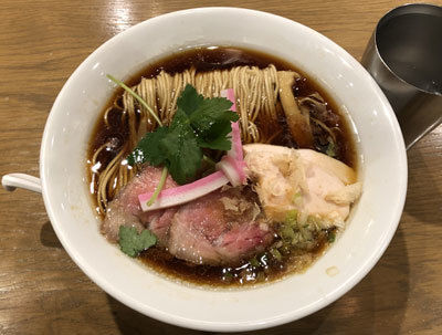 「鶏SOBA（醤油）880円」@むぎとオリーブ さいたま新都心店の写真
