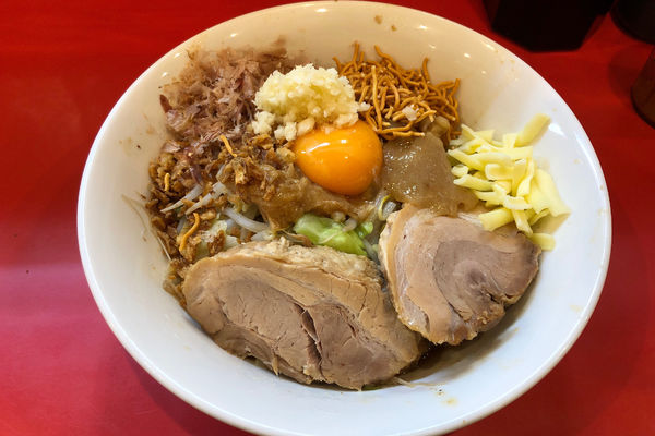 「まぜそば(並)830円+豚1枚130円」@豚ゆうの写真