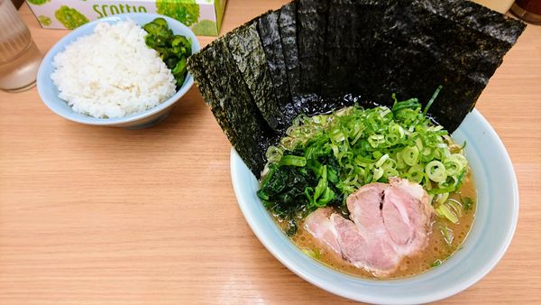 「ラーメン(麺硬め･味濃いめ)+特上のり･九条ねぎ･ライス」@横浜ラーメン 武蔵家 日吉店の写真