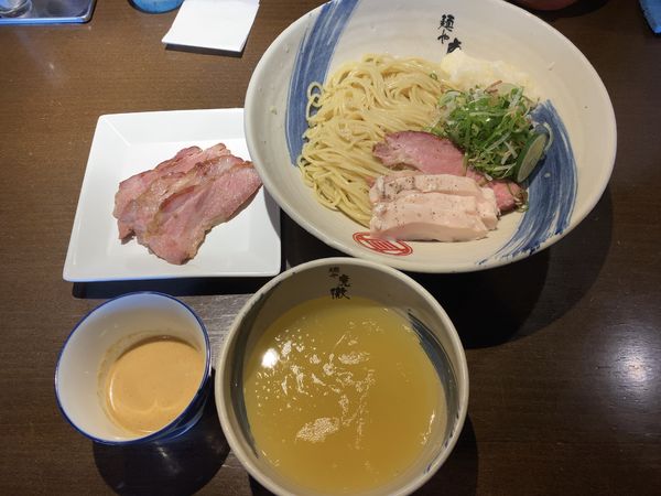 「【夏季数量限定】薬涼 潮つけそば＋釜焼きチャーシュー 他」@麺や 虎徹の写真