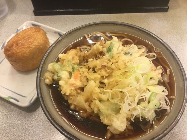 「天ぷらそば+ジャンボ五目いなり寿司（￥390+100）」@そば処 かめや 神田西口店の写真