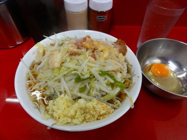 「小ラーメン700円生卵50円ニンニク多め脂」@ラーメン二郎 越谷店の写真