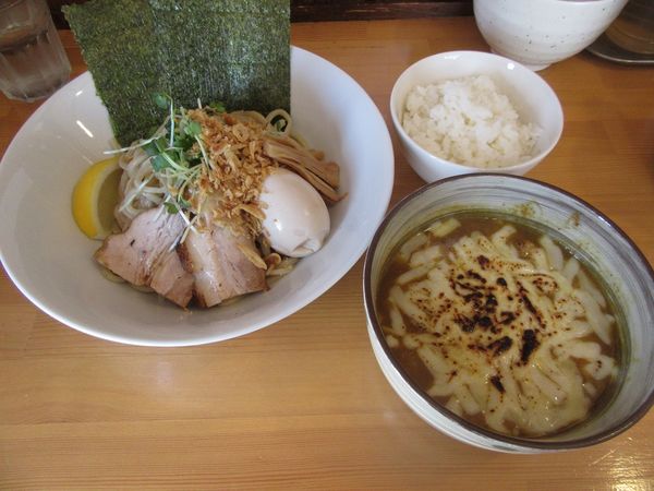 「焦がしチーズのカレーつけ麺（８８０円）＋特製＋小ライス」@麺や 吉四 KiCCHOの写真