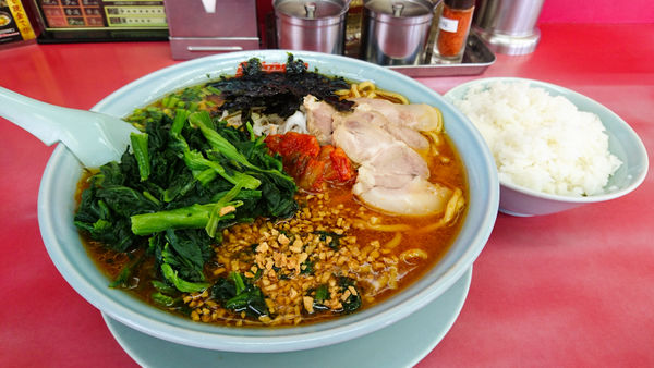 「限定/旨辛スタミナキムチらーめん+ほうれん草W+他」@ラーメン山岡家 瑞穂店の写真