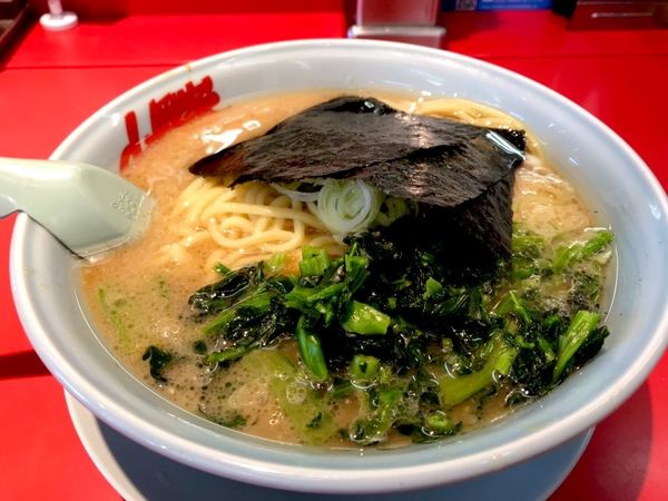 「醤油ラーメン(ほうれん草追加)」@ラーメン山岡家 日立東金沢店の写真