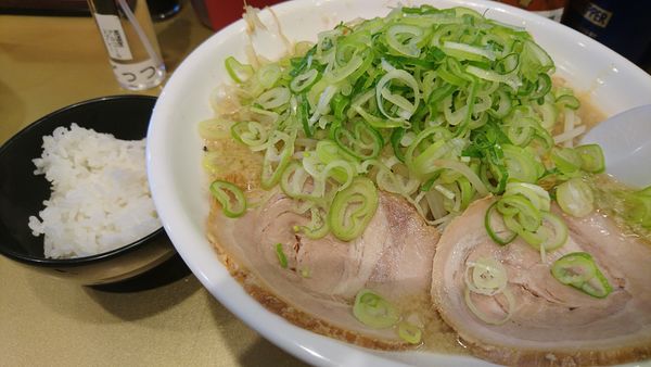 「醤油ラーメン、中盛、ネギ多め、小ライス」@超ごってり麺 ごっつ 亀戸本店の写真