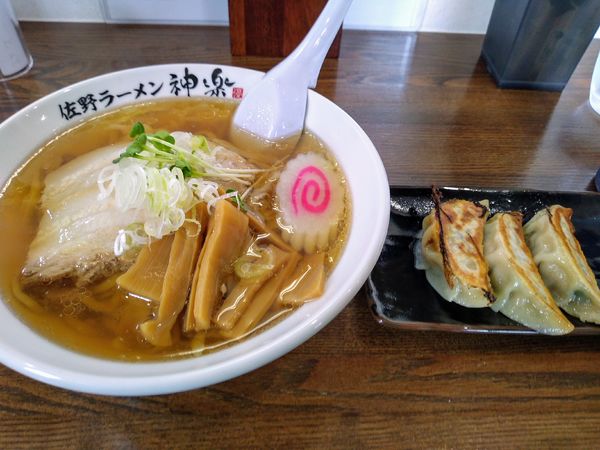 「醤油ラーメン 645円 餃子3個 265円 (共に税別)」@佐野ラーメン 神楽の写真