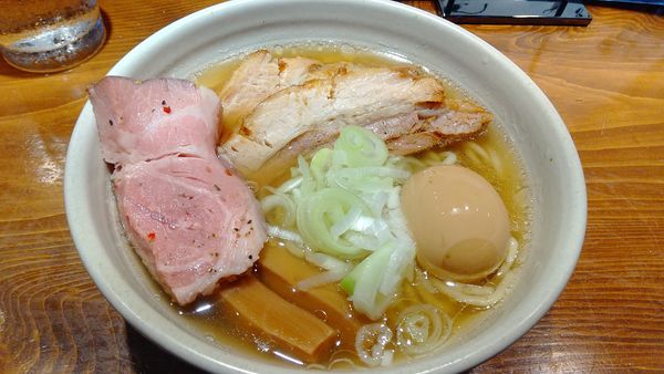「らーめんmacro990円、特選こだわり煮玉子55円」@人類みな麺類 東京本店の写真