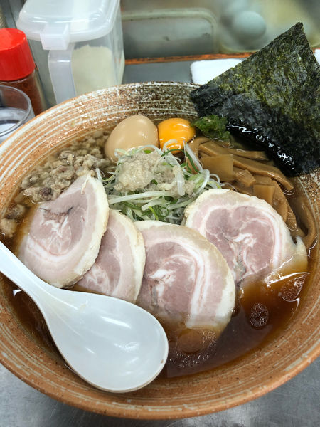「黒毛和牛牛骨(黒豚背脂入り)カマス煮干し出汁ラーメン」@覆麺 智の写真