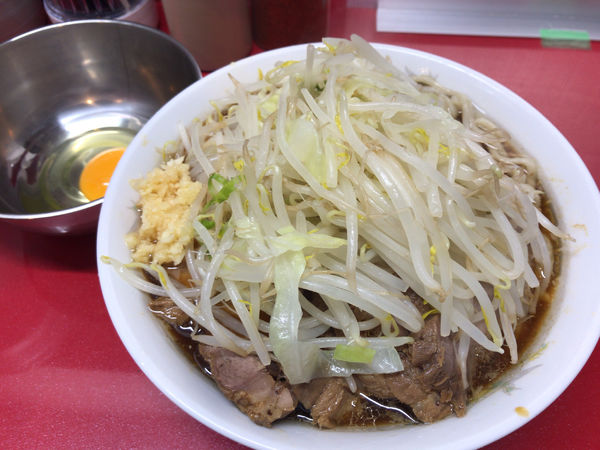 「小豚入り(ニンニク)+生たまご 900円」@ラーメン二郎 越谷店の写真