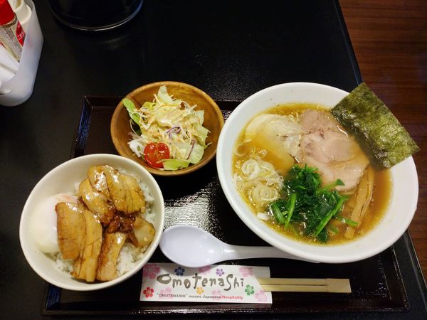 「醤油ラーメン(900円)+Bセット(200円)」@麺処 めぐみの写真