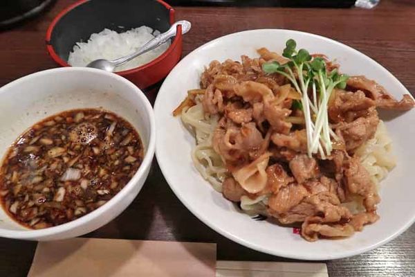 「肉盛りつけ麺並　830円＋無料の肉ちょい増し」@魁 肉盛りつけ麺 六代目けいすけの写真