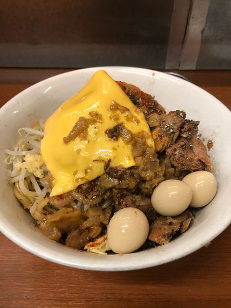 「豚汁なし200g トッピングチーズ・ウズラ」@ラーメン荘 地球規模で考えろ ソラの写真