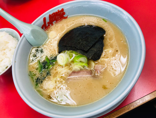 「醤油らーめん 中盛 ライス」@山岡家 宮城野店の写真